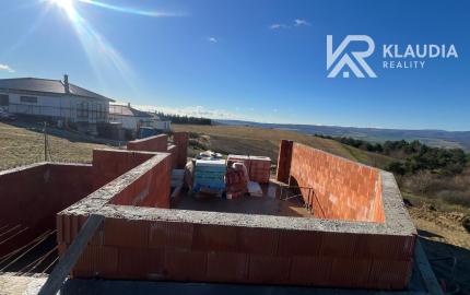 EXKLUZÍVNA ROZOSTAVANÁ STAVBA PLOSKÉ S VÝHĽADOM NA TATRY!