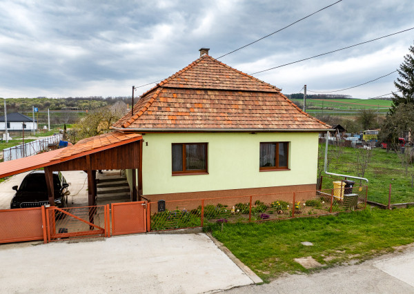 Dom s pozemkom v obci Tornyosnémeti, 20 km od KE- Maďarsko