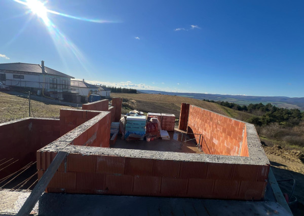 EXKLUZÍVNA ROZOSTAVANÁ STAVBA PLOSKÉ S VÝHĽADOM NA TATRY!